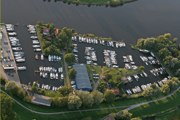 Luchtfoto van Jachthaven De Hanze aan het Zwarte Water in Zwolle