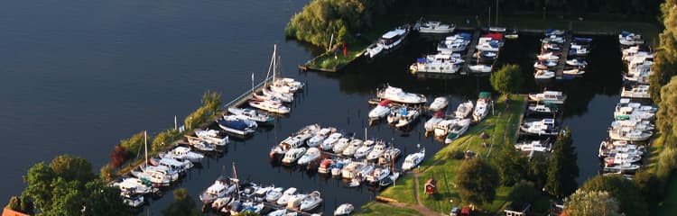 Vaste ligplaatsen van Jachthaven De Hanze vanuit de lucht