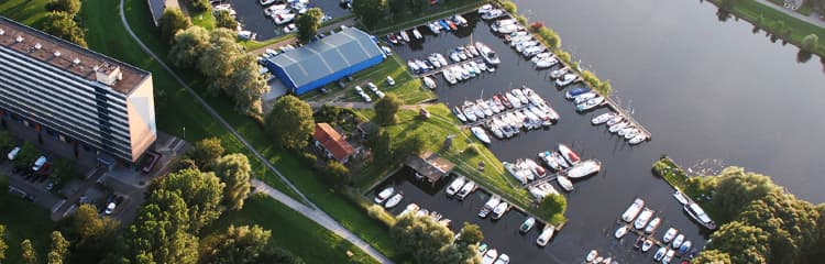 Luchtfoto van de ligging van Jachthaven De Hanze in het groen aan de rand van Zwolle