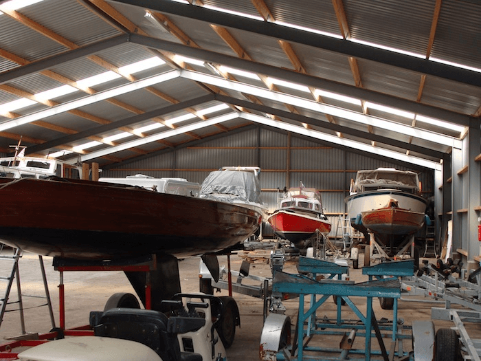 Boten in de overdekte winterstalling van Jachthaven De Hanze